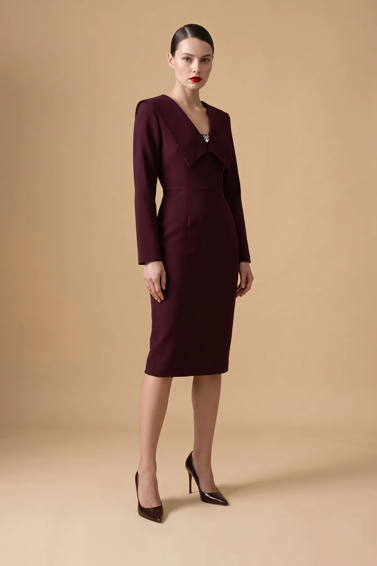 Elegantna midi haljina sa kragnom i brošem