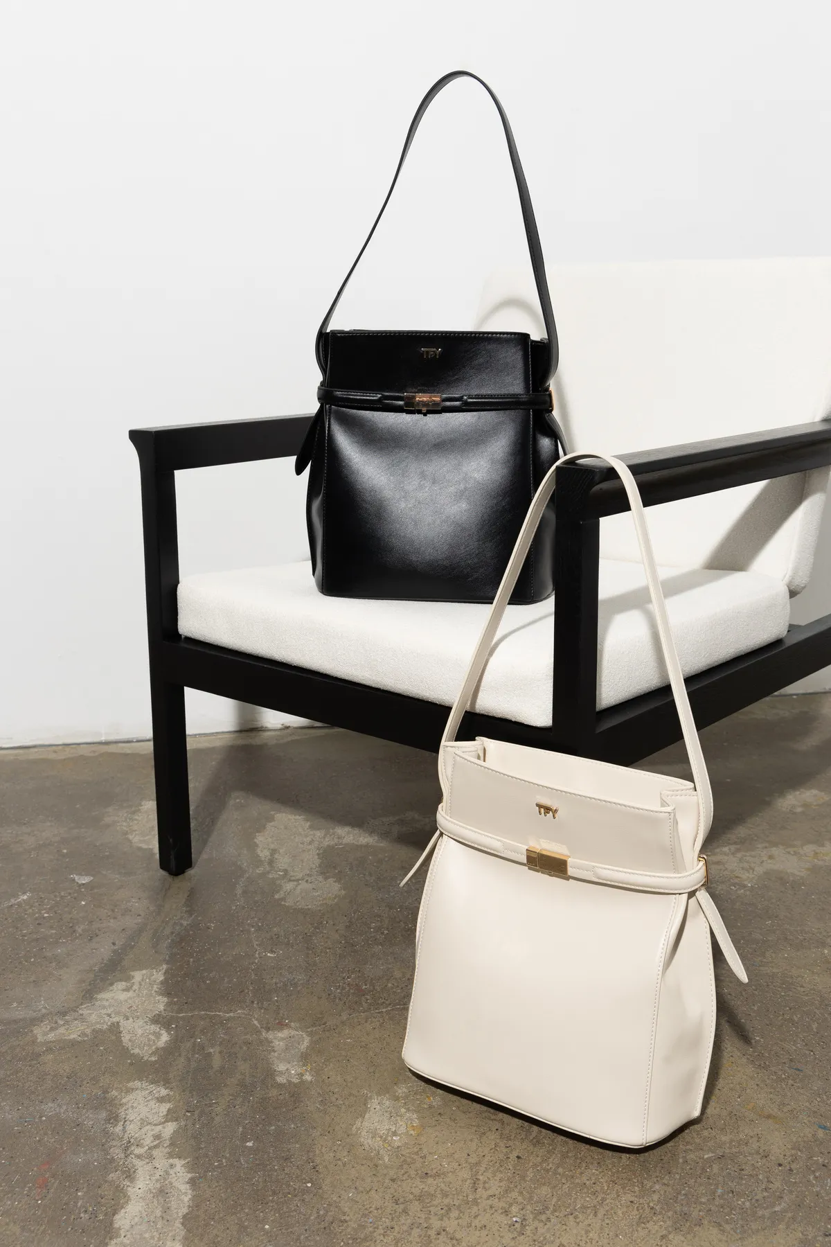 Torba za rame sa elegantnim detaljem 