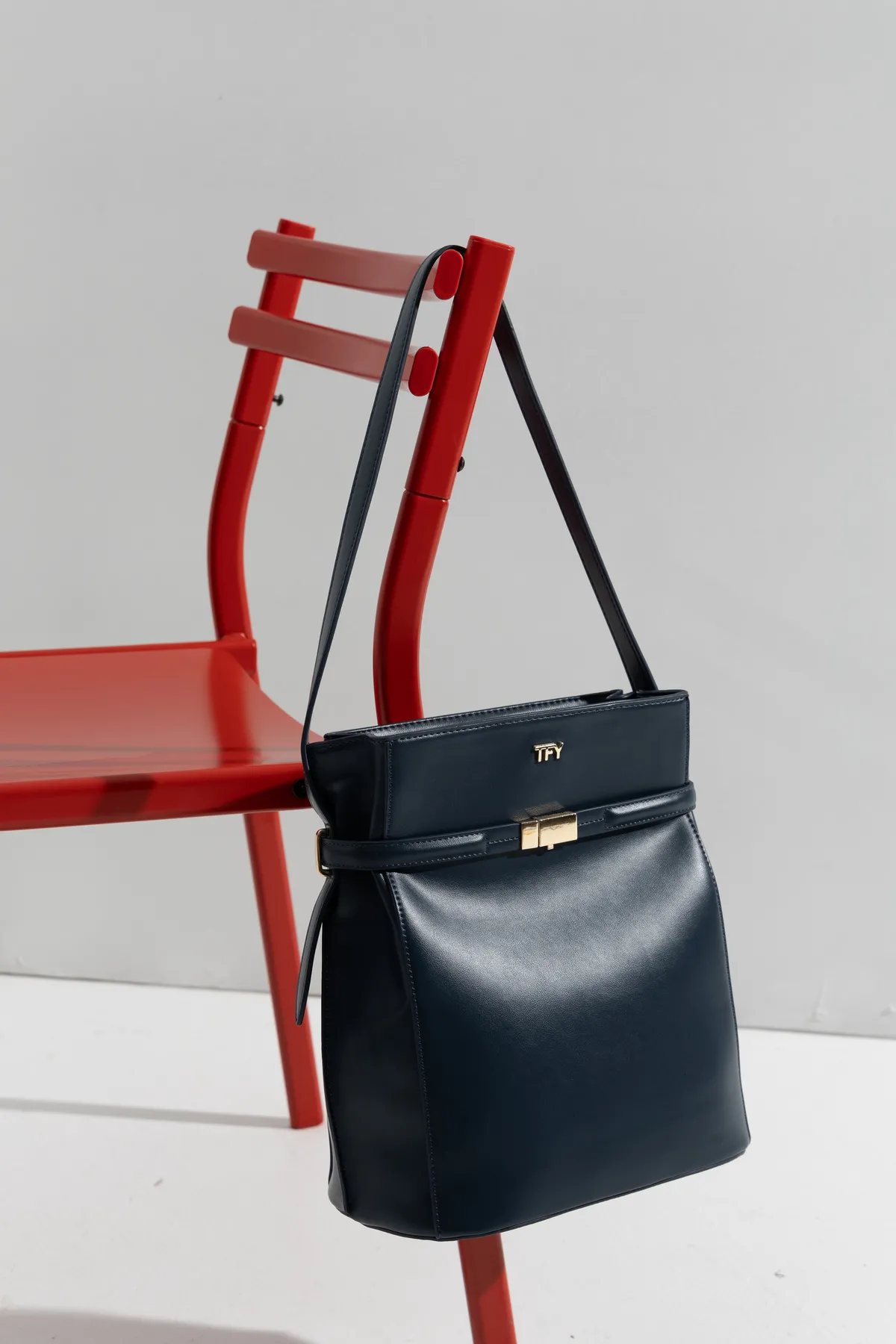 Torba za rame sa elegantnim detaljem 