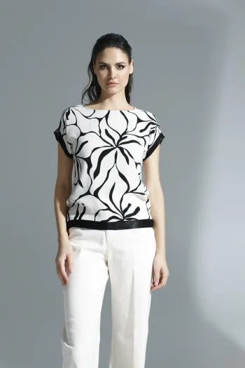 Elegantna majica sa cvetnim dezenom