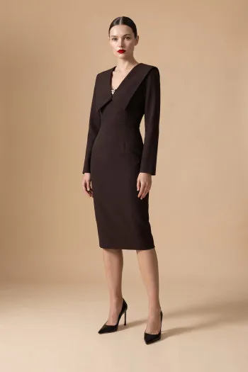 Elegantna midi haljina sa kragnom i brošem