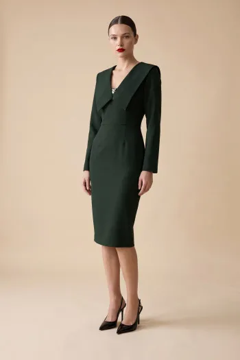Elegantna midi haljina sa kragnom i brošem