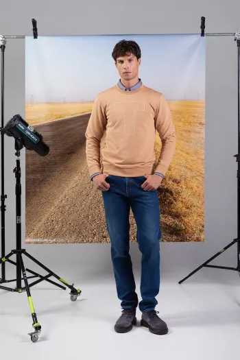Muške uske farmerke tamnijeg pranja sa izbledelim efektom 